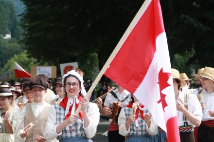 Barwny korowód z okazji TKB przeszedł przez Wisłę